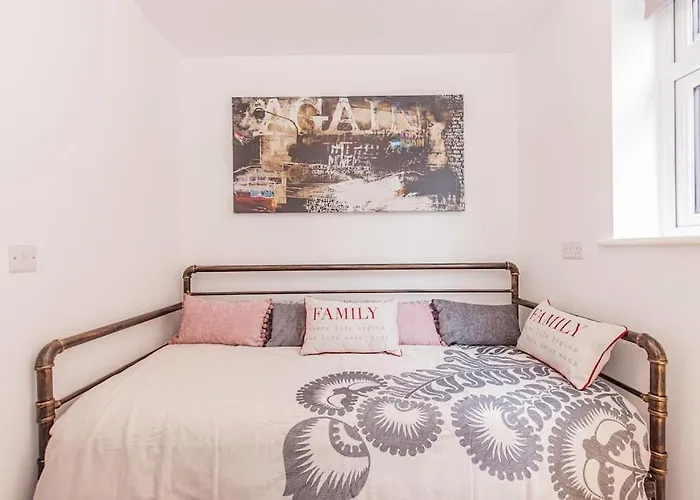 Flat 3, 161 Crescent Road - Luxury Apartment