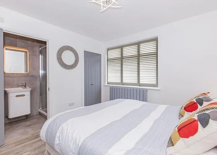 Flat 3, 161 Crescent Road - Luxury Apartment