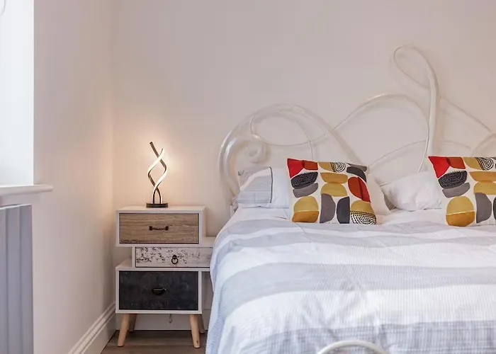 Flat 3, 161 Crescent Road - Luxury Apartment